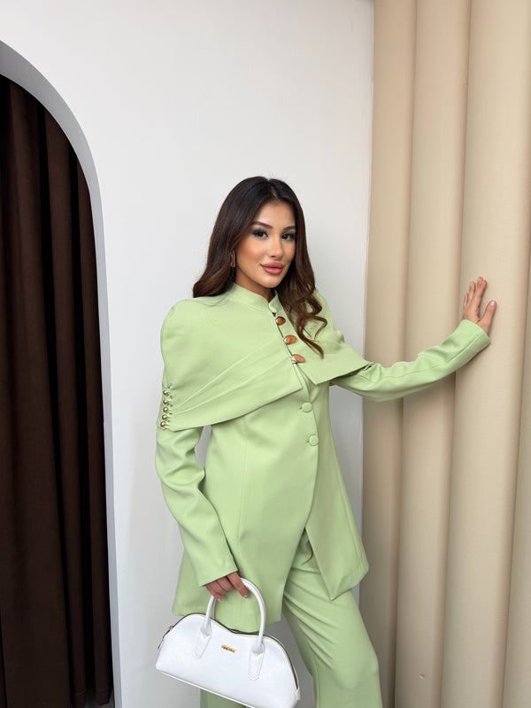 طقم رسمي فخم بأكتاف عريضة