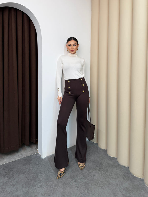 بنطلون بأزرار ذهبية