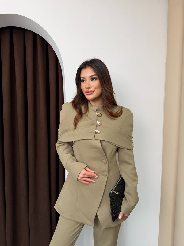 طقم رسمي فخم بأكتاف عريضة