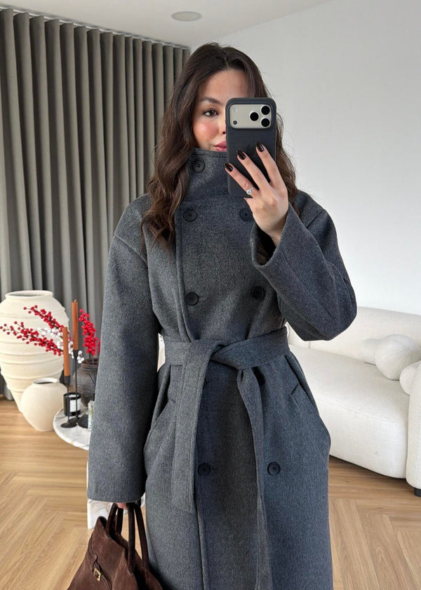 معطف صوف ناعم بياقة عالية باللون الرمادي الغامق