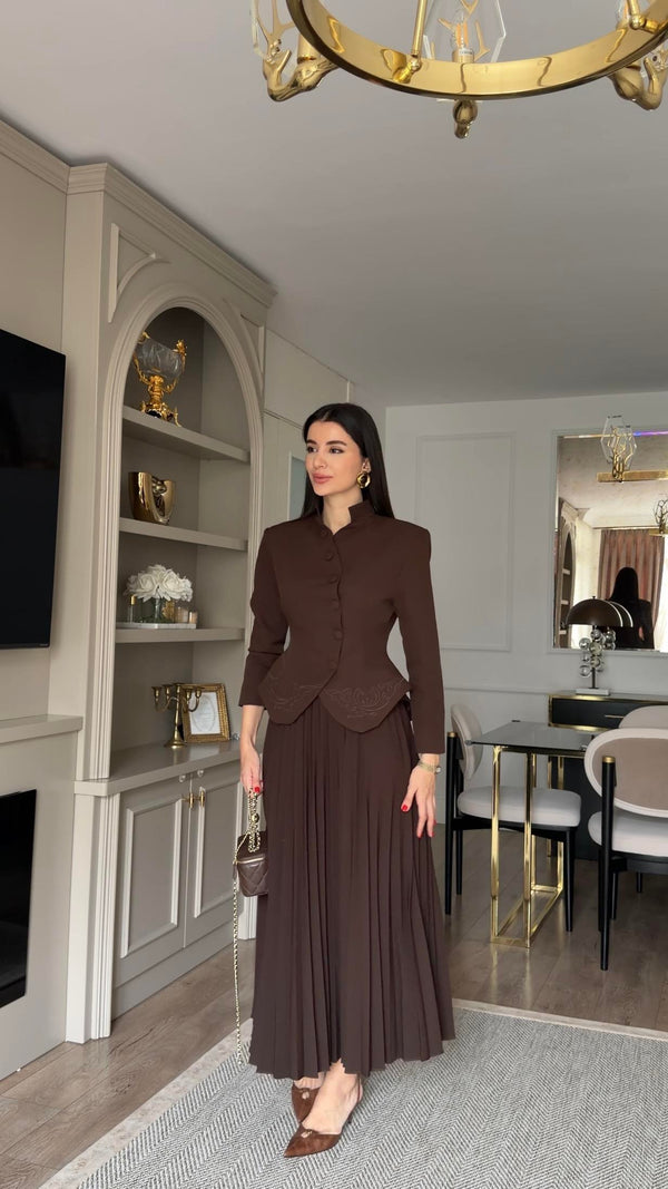 طقم بليزر مع تنورة كسرات