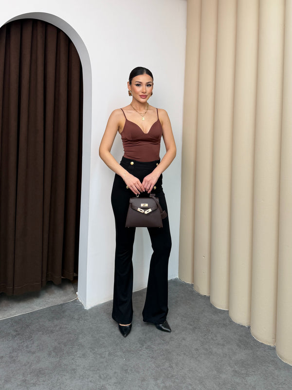 بنطلون بأزرار ذهبية