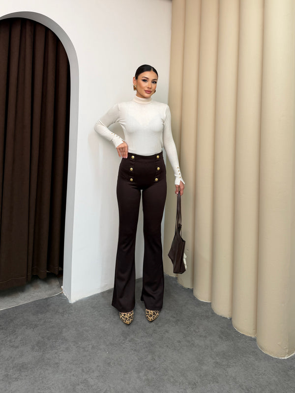 بنطلون بأزرار ذهبية