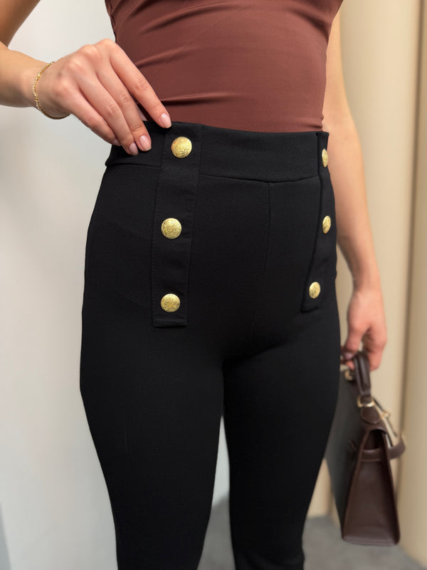 بنطلون بأزرار ذهبية