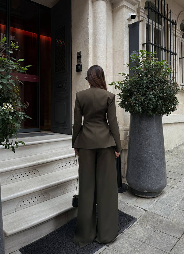 طقم رسمي مع ربطة عنق