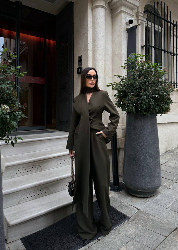 طقم رسمي مع ربطة عنق