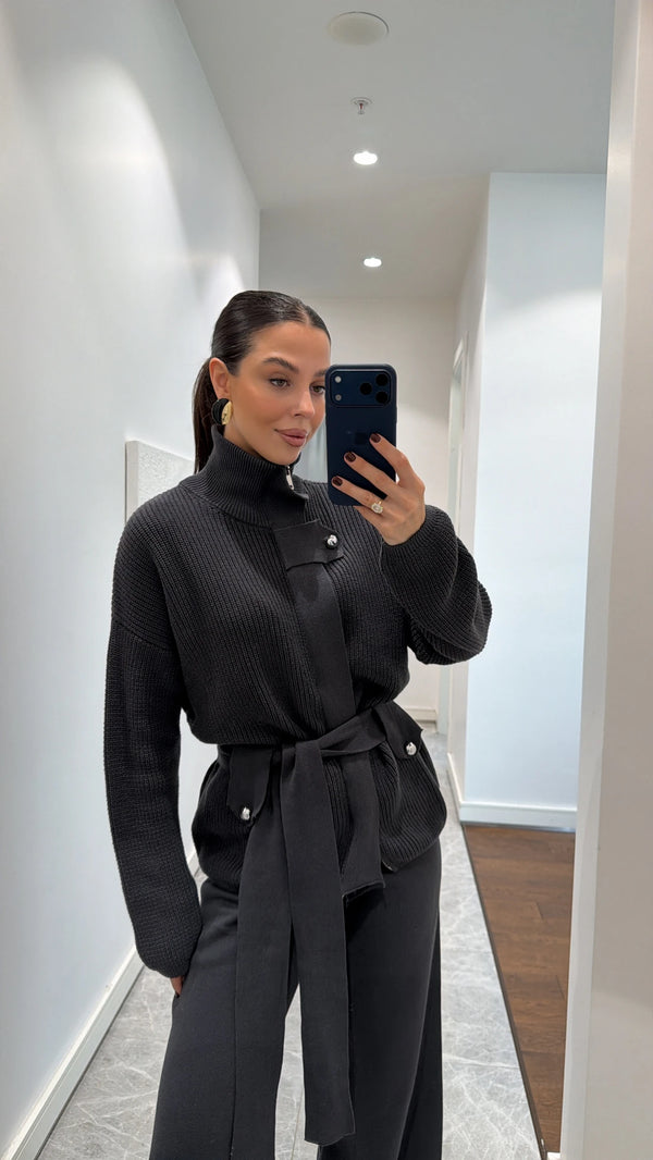 طقم محبوك بياقة واقفة وحزام