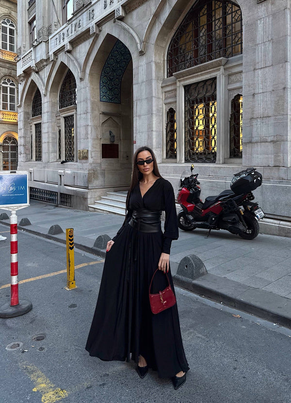 فستان أسود ماكسي بخصر جلد