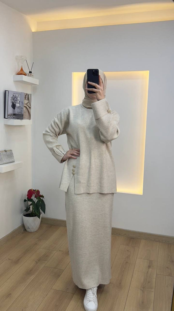 طقم تنوره تريكو بأزرار جانبية