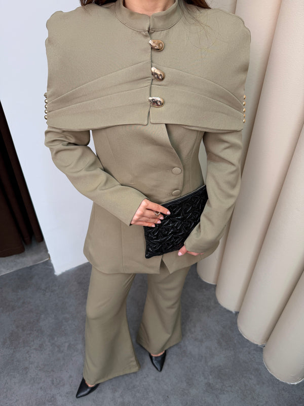 طقم رسمي فخم بأكتاف عريضة