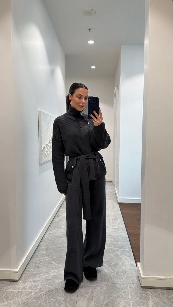 طقم محبوك بياقة واقفة وحزام