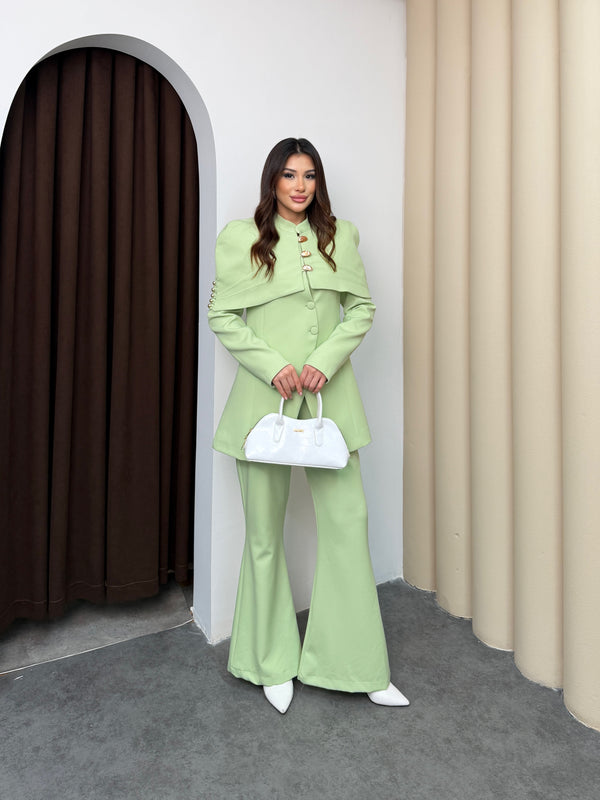 طقم رسمي فخم بأكتاف عريضة