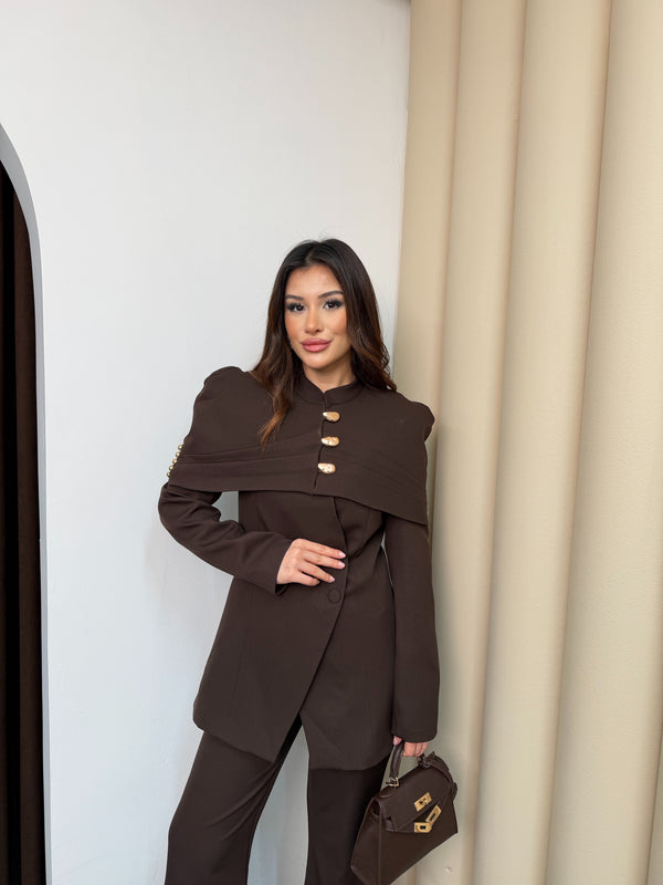 طقم رسمي فخم بأكتاف عريضة