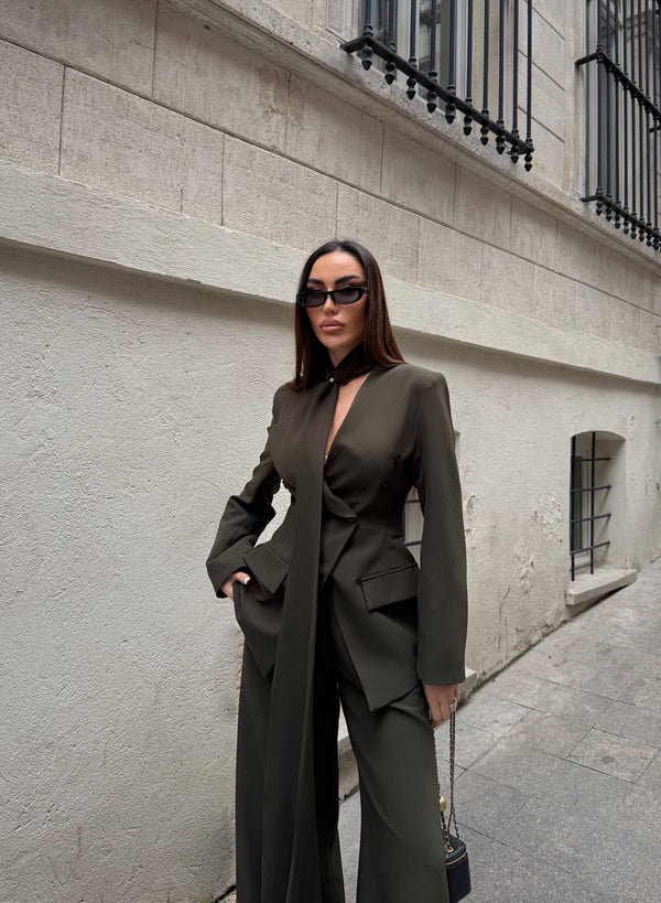 طقم رسمي مع ربطة عنق