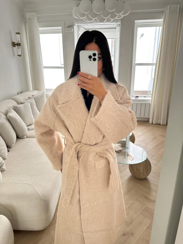 جكيت فرو ناعم طويل باللون البيج