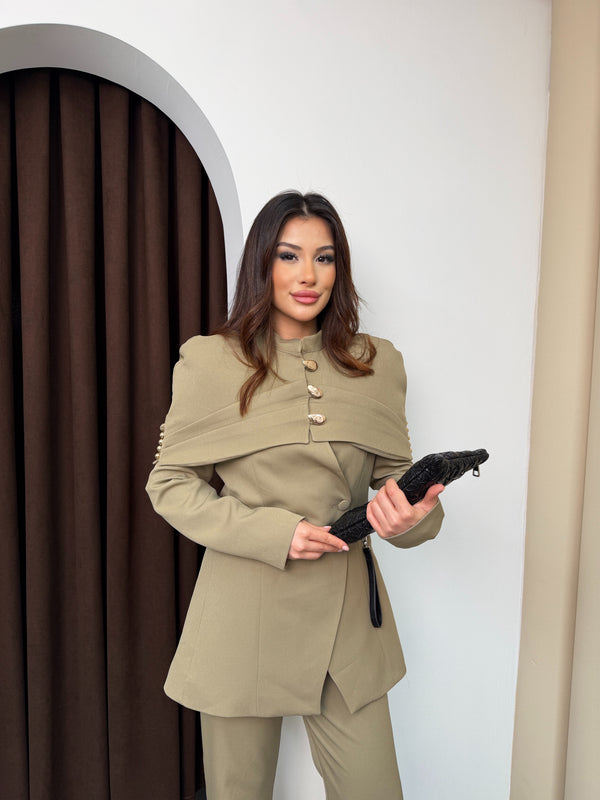 طقم رسمي فخم بأكتاف عريضة