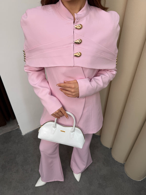 طقم رسمي فخم بأكتاف عريضة