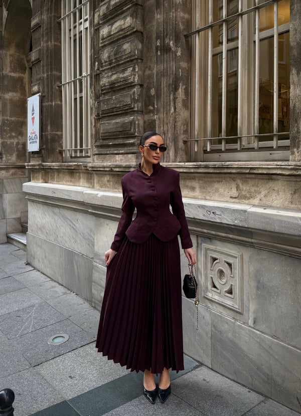 طقم بليزر مع تنورة كسرات