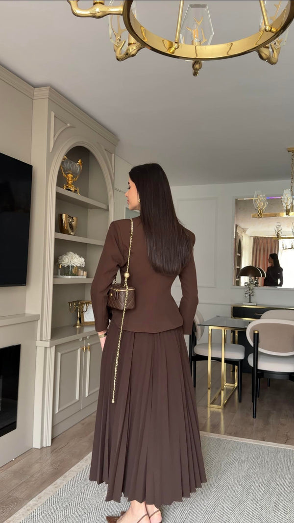 طقم بليزر مع تنورة كسرات