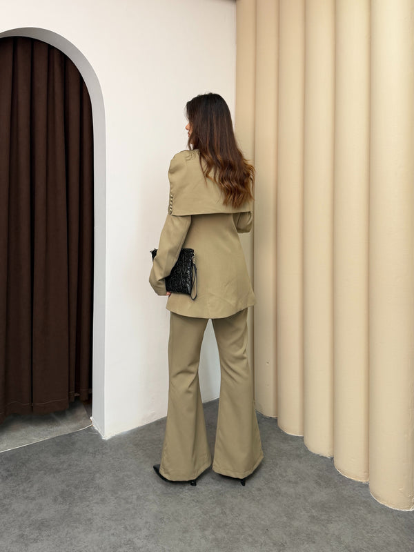 طقم رسمي فخم بأكتاف عريضة