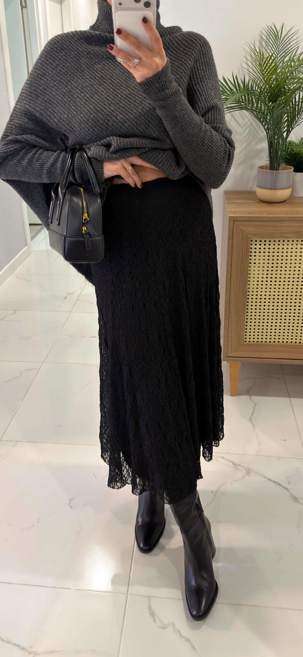 تنورة ناترا سوداء من الدانتيل مع بطان