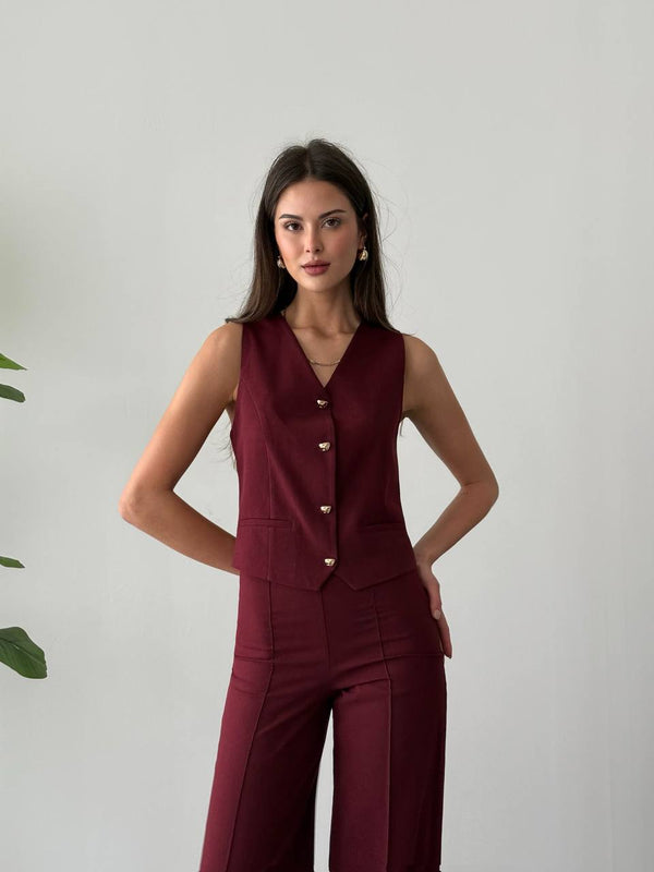 طقم فيست قصير مع ازرار ذهبية