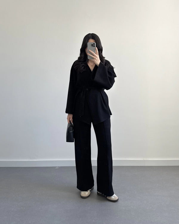 طقم بتفاصيل مميزة - اسود