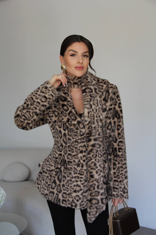 جكيت ليوباردو فاخر مع وشاح
