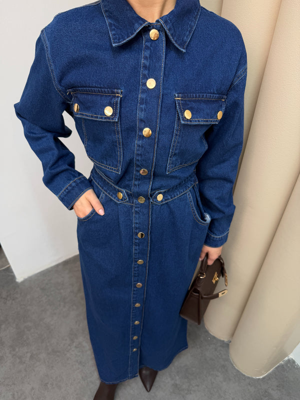 فستان جينز طويل بقصة مستقيمة