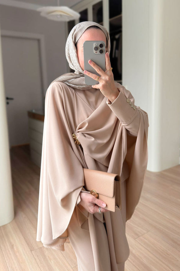 طقم بتصميم ثلاثي