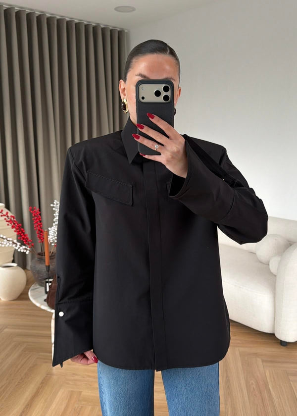 قميص بأكمام عريضة