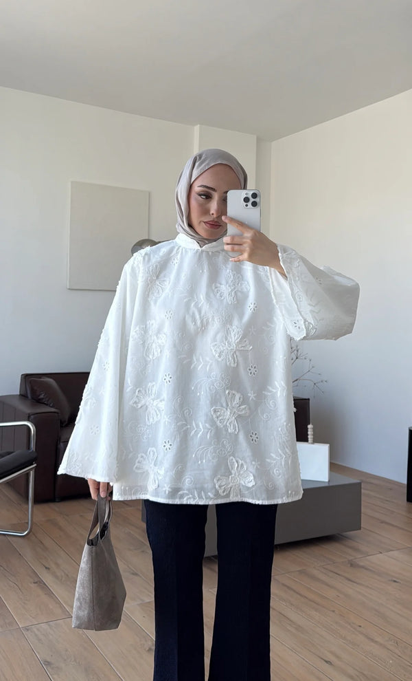 تونيك أبيض مطرّز بأكمام واسعة