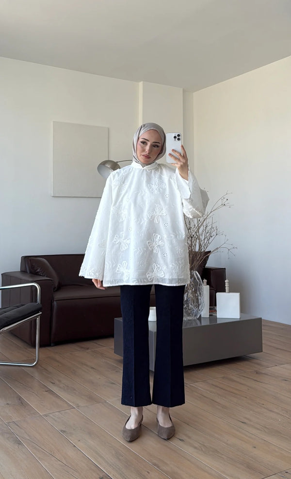 تونيك أبيض مطرّز بأكمام واسعة