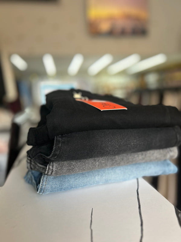 بنطلون جينز Mom Fit  خصر عالي باللون الرمادي الغامق