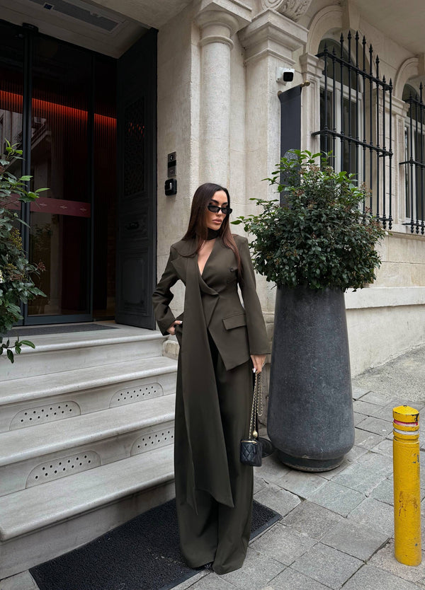 طقم رسمي مع ربطة عنق