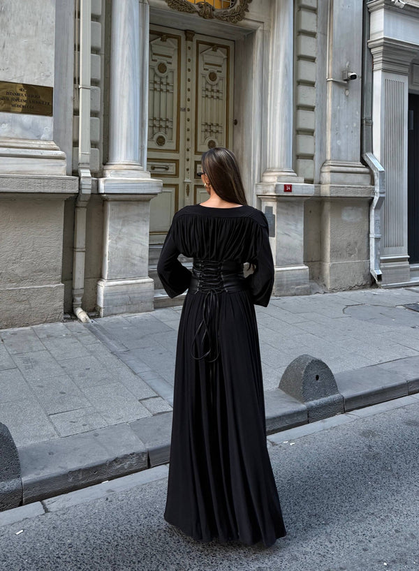 فستان أسود ماكسي بخصر جلد