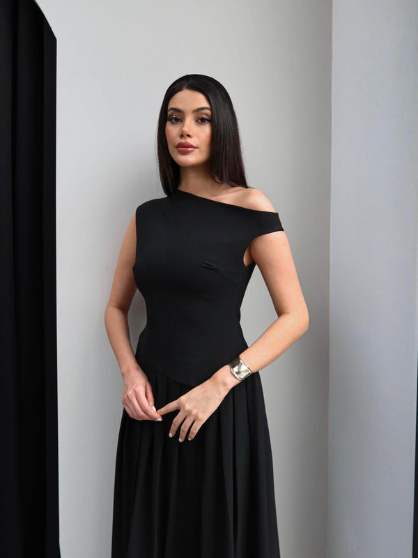 فستان بياقة مائلة