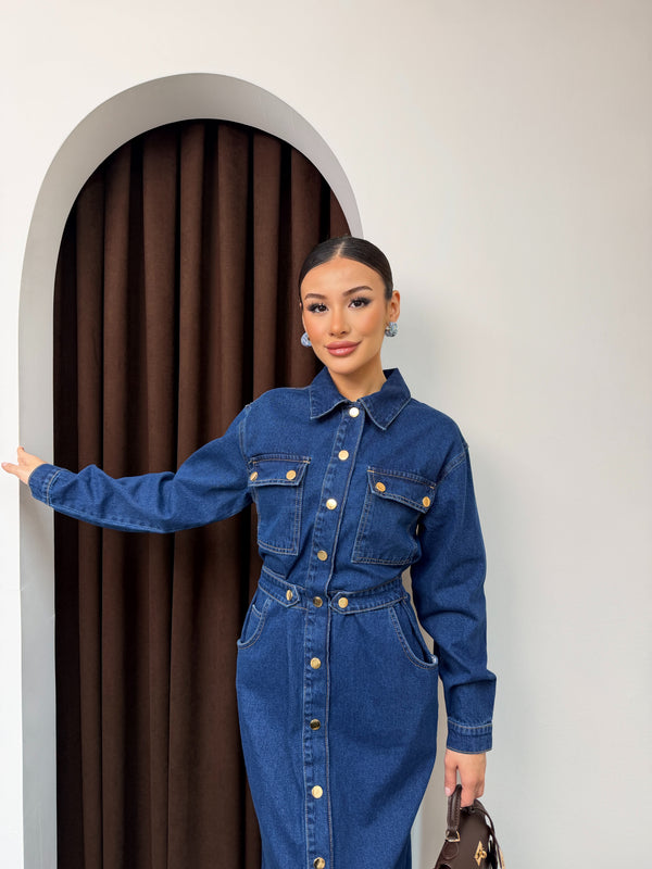 فستان جينز طويل بقصة مستقيمة