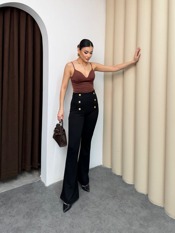 بنطلون بأزرار ذهبية