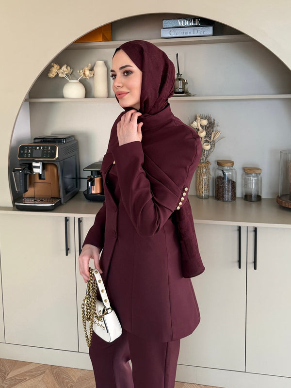 طقم رسمي فخم بأكتاف عريضة