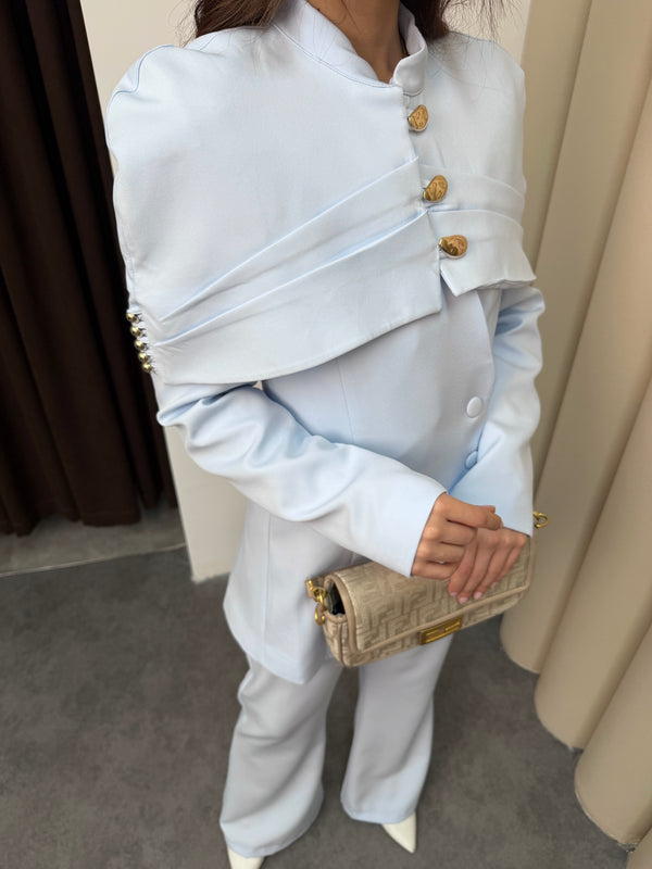 طقم رسمي فخم بأكتاف عريضة