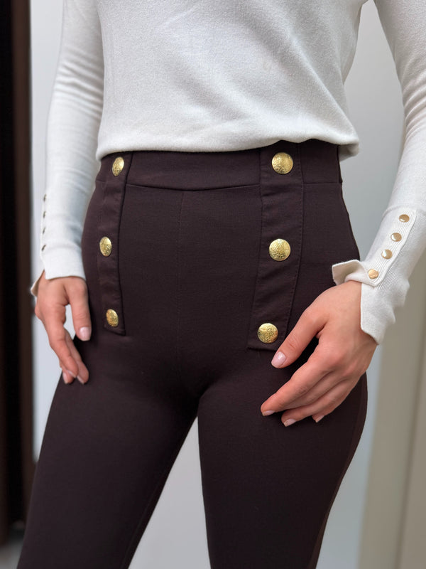 بنطلون بأزرار ذهبية