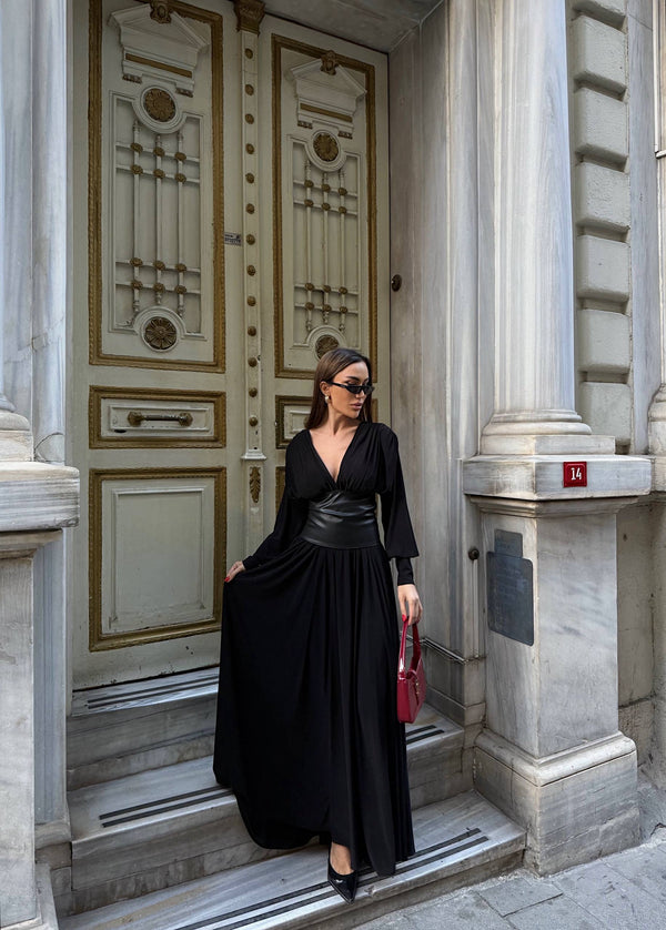 فستان أسود ماكسي بخصر جلد