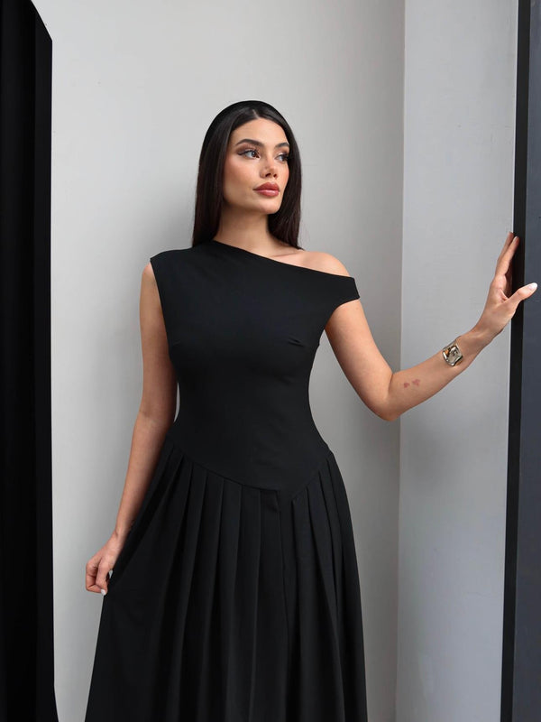 فستان بياقة مائلة