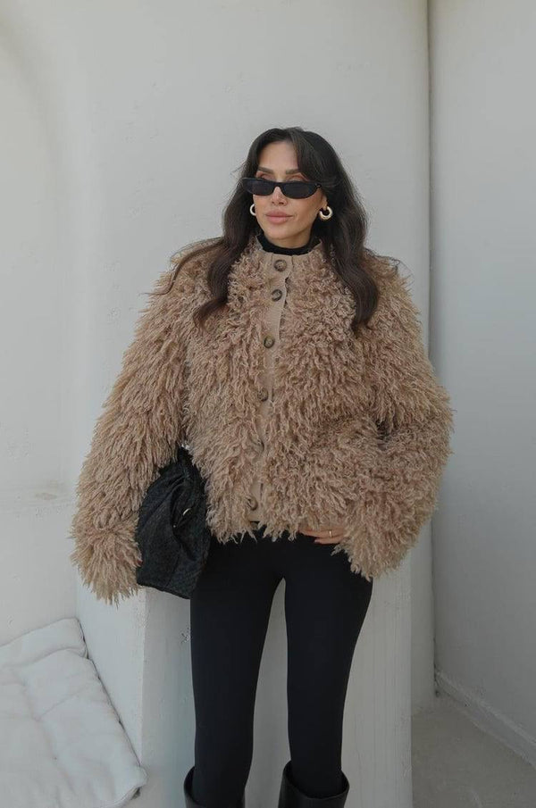 جكيت فرو كيرلي باللون البيج