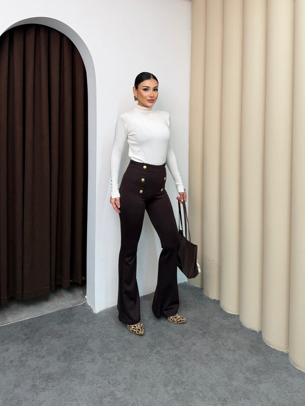 بنطلون بأزرار ذهبية