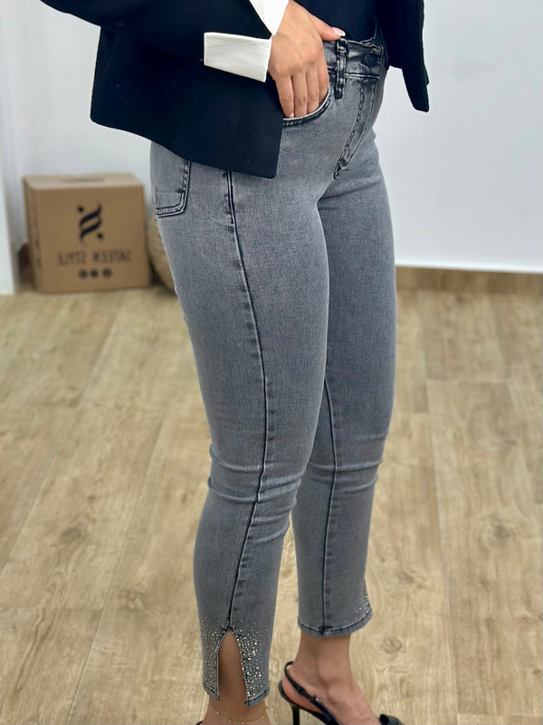 Skinny jeans مع فتحة وستراس