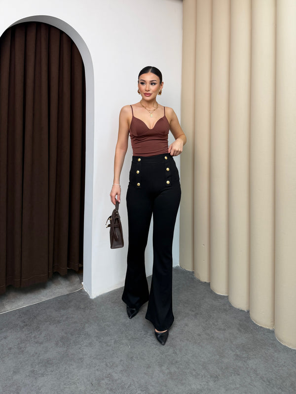 بنطلون بأزرار ذهبية