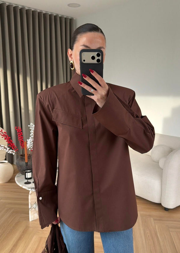 قميص بأكمام عريضة