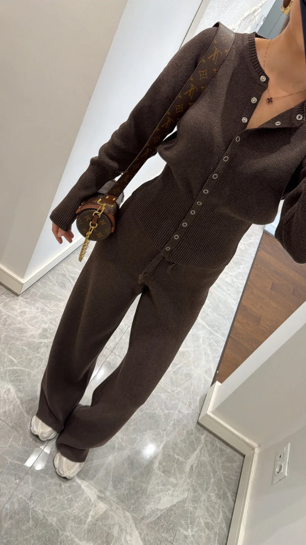 طقم تريكو مخصر باللون البني